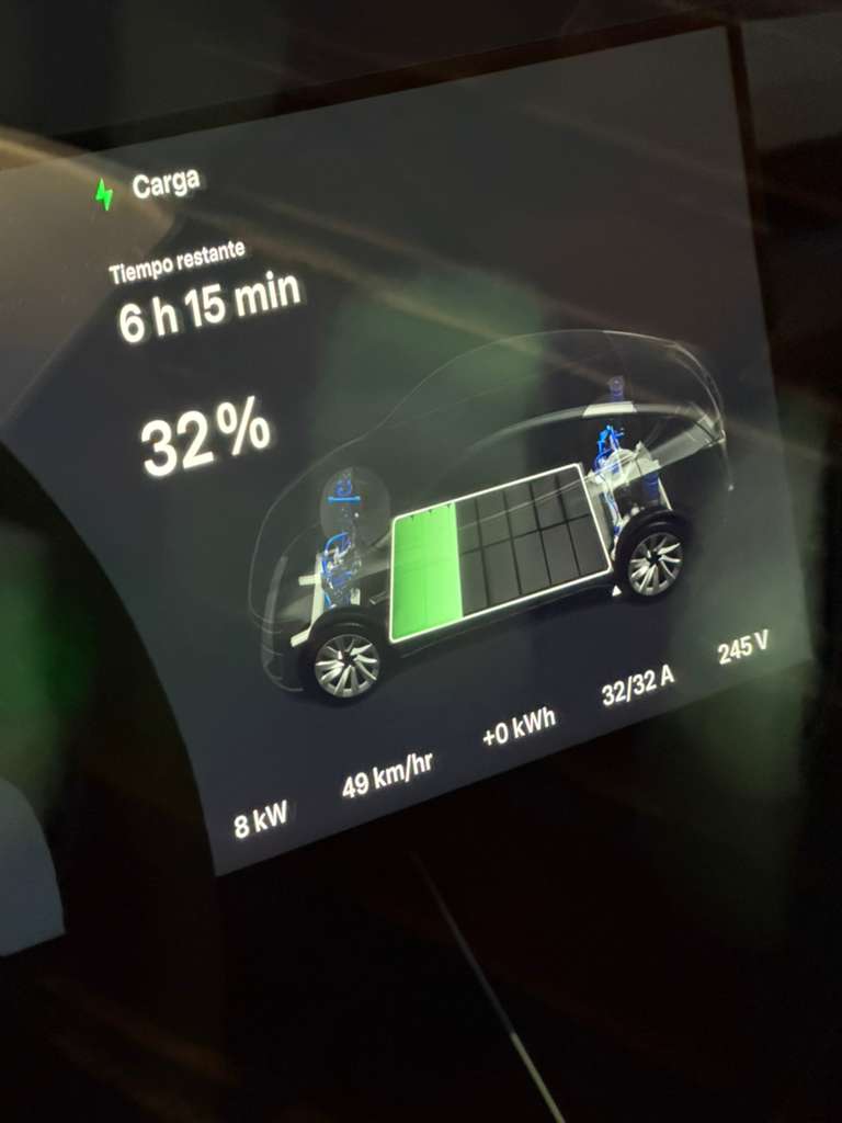 Pantalla del Tesla mostrando carga activa a 8 kW / 32 A tras la instalación